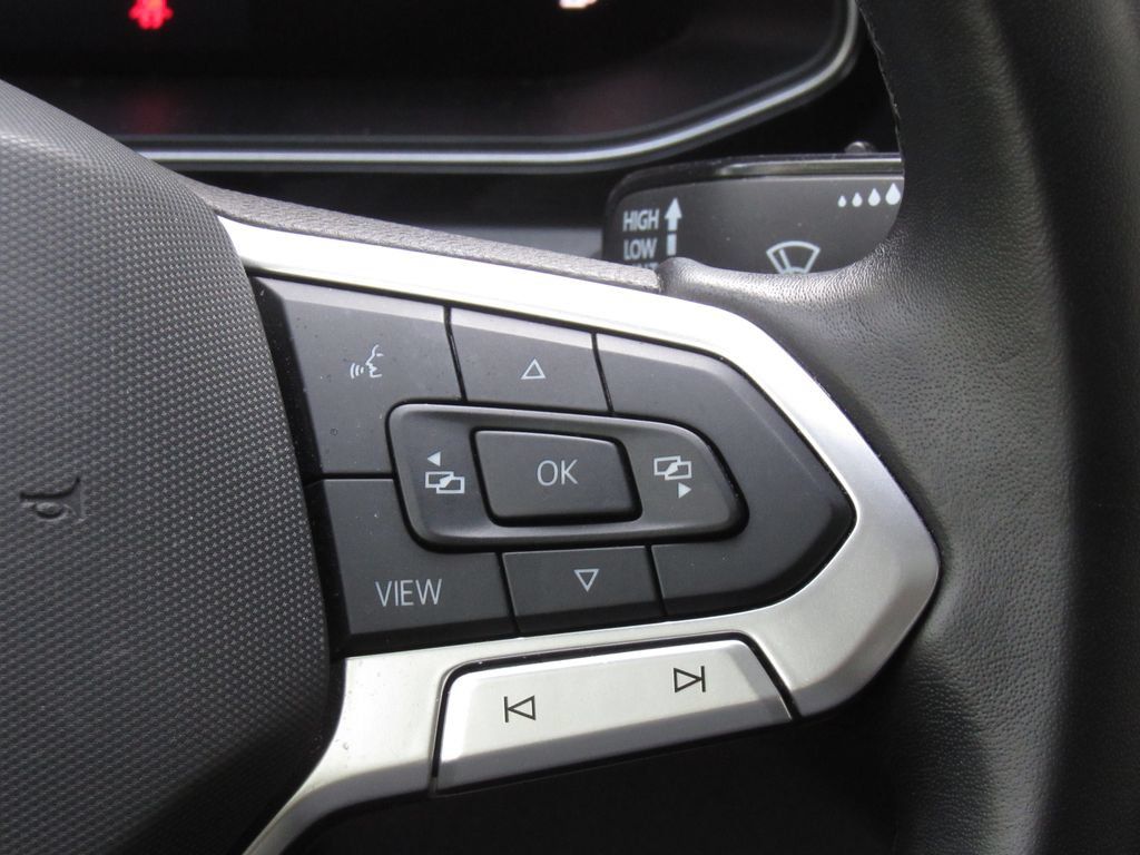Used 2025 Volkswagen Jetta SE FWD image 24