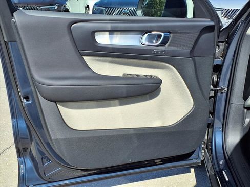 Used 2021 Volvo XC40 T4 Momentum w/ Protection Package Premier image 21