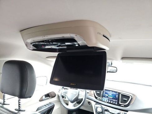 Used 2018 Chrysler Pacifica Touring-L w/ Premium Audio Group image 19