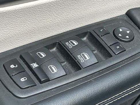 Used 2023 Chrysler Pacifica Touring-L FWD image 28