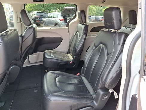 Used 2022 Chrysler Pacifica Touring-L image 10