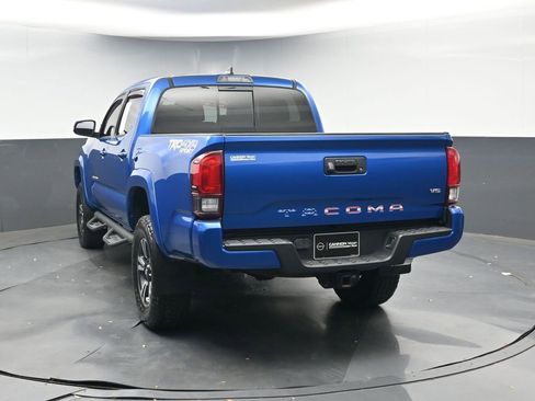 Used 2018 Toyota Tacoma TRD Sport image 4