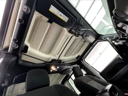 Used 2022 Jeep Gladiator Willys image 23
