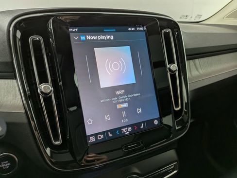 Used 2025 Volvo XC40 B5 Plus image 21