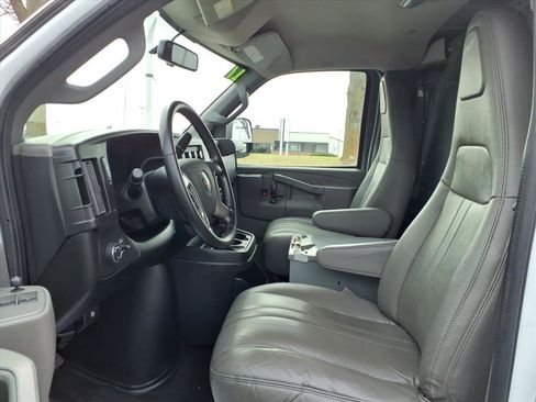 Used 2017 Chevrolet Express 3500 Extended RWD image 24