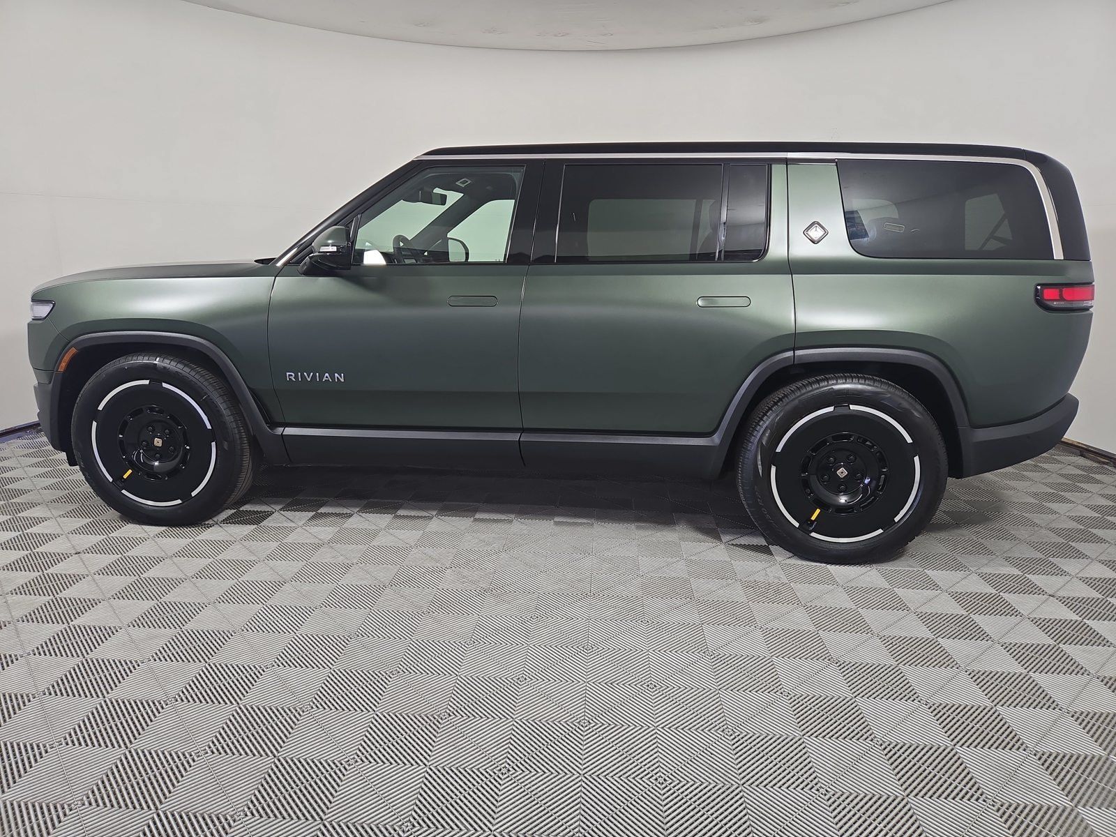Used 2025 Rivian R1S Adventure Dual AWD/4WD image 2