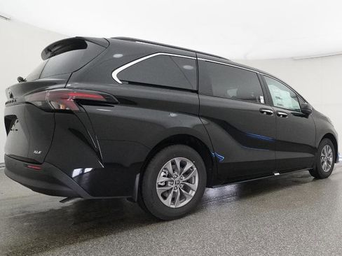 New 2026 Toyota Sienna XLE image 21