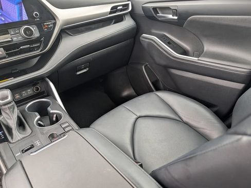 Used 2023 Toyota Highlander XLE FWD image 20