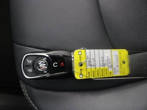 Used 2022 Buick Enclave Essence image 7