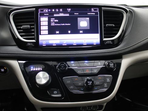 Used 2022 Chrysler Pacifica Touring-L FWD image 34