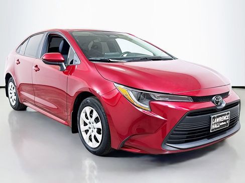 Used 2025 Toyota Corolla LE image 3