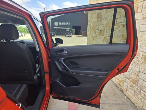 Used 2019 Volkswagen Tiguan SE FWD image 10