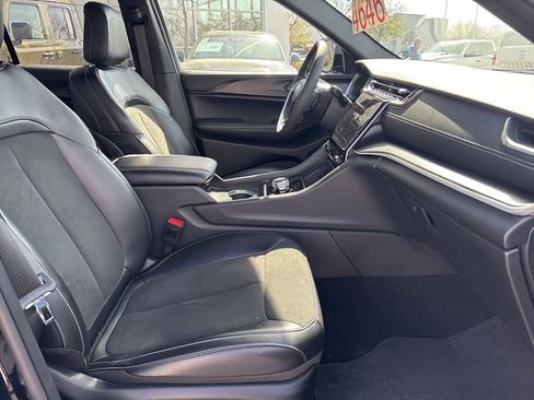 Used 2025 Jeep Grand Cherokee Altitude image 39