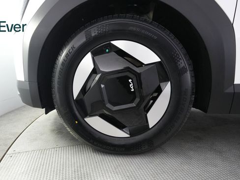 Used 2024 Kia EV9 Light Long Range RWD image 19