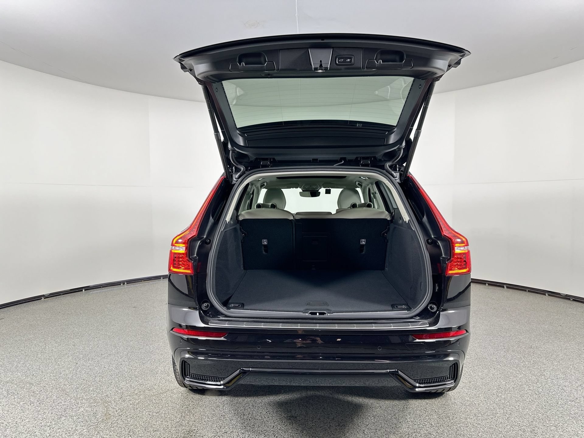 Certified 2025 Volvo XC60 B5 Plus w/ Protection Package Premier AWD/4WD image 22