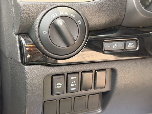 Used 2021 Nissan Titan SV w/ SV Convenience Package AWD/4WD image 19