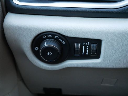 Used 2017 Chrysler Pacifica Touring-L image 27