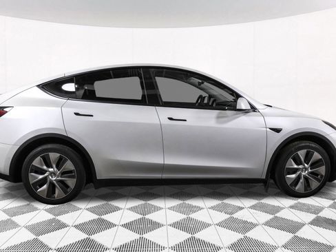 Used 2022 Tesla Model Y Long Range image 12