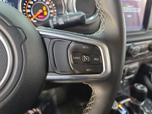 Used 2018 Jeep Wrangler Unlimited Sahara AWD/4WD image 16