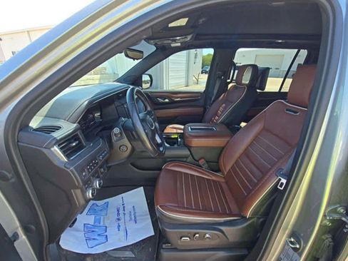 Used 2023 GMC Yukon XL Denali Ultimate AWD/4WD image 5