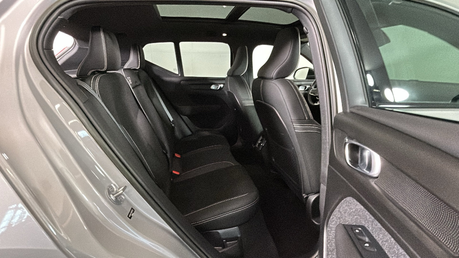 Used 2023 Volvo XC40 Recharge Plus AWD/4WD image 32