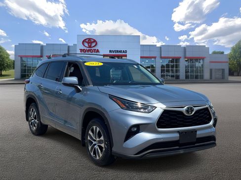 Used 2021 Toyota Highlander XLE AWD/4WD image 1