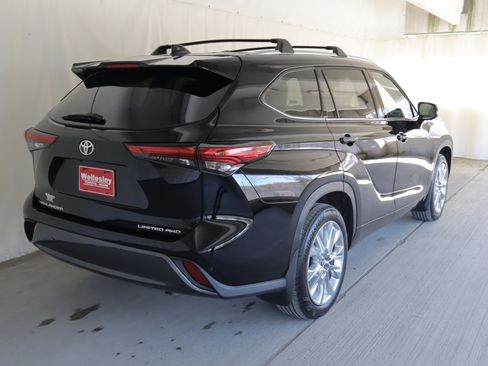 Used 2023 Toyota Highlander Limited image 7