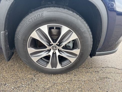 Used 2021 Toyota Highlander XLE image 18