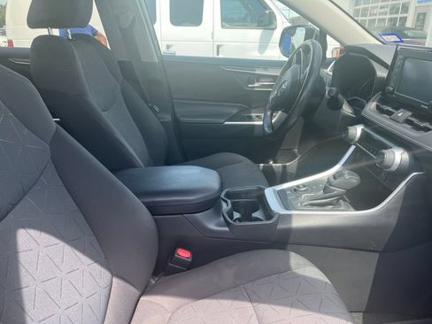 Used 2020 Toyota RAV4 XLE w/ Convenience Package AWD/4WD image 4