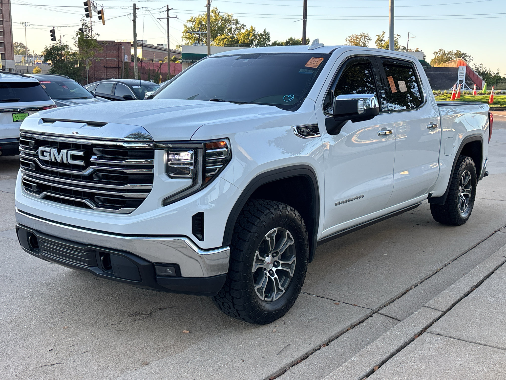 Used 2025 GMC Sierra 1500 SLT AWD/4WD image 4