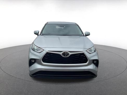 Used 2025 Toyota Highlander LE image 4