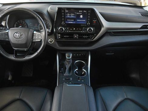 Used 2021 Toyota Highlander XLE AWD/4WD image 10