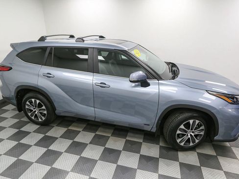 Used 2023 Toyota Highlander XLE AWD/4WD image 5