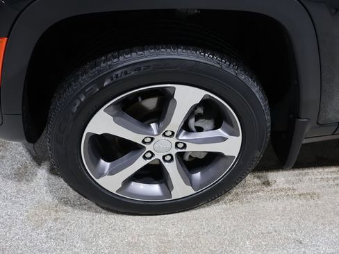 Used 2023 Jeep Grand Cherokee Limited image 10