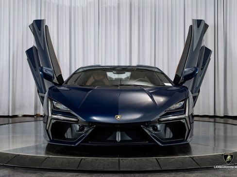 Used 2025 Lamborghini Revuelto image 4