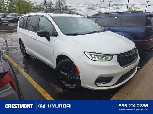 Used 2023 Chrysler Pacifica Limited w/ Uconnect Theater Family Group AWD/4WD image 1