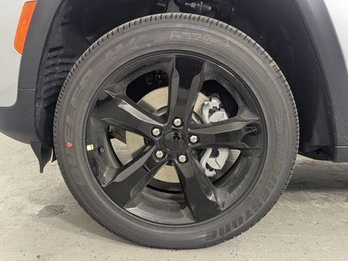 New 2025 Jeep Grand Cherokee Altitude image 12