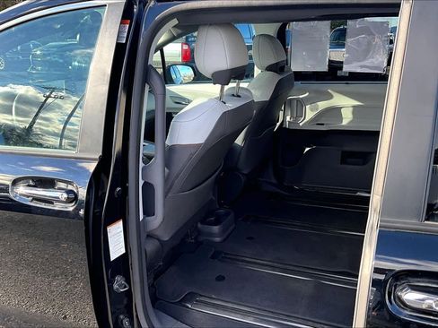 Used 2022 Toyota Sienna XSE image 12