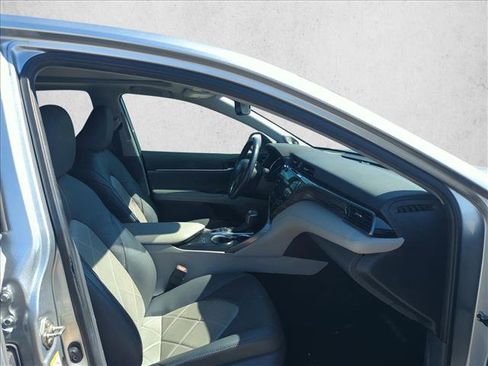 Used 2019 Toyota Camry XLE image 18