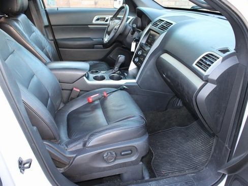 Used 2014 Ford Explorer XLT w/ Equipment Group 202A image 18