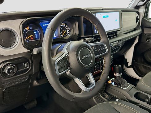 Used 2025 Jeep Wrangler Sahara image 18