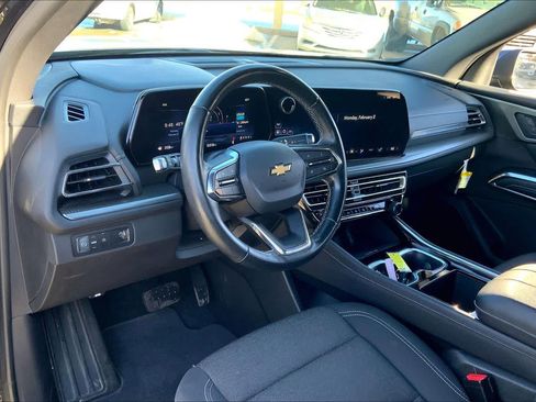 Used 2025 Chevrolet Traverse LT image 18