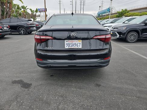 Used 2022 Volkswagen Jetta SE w/ Panoramic Sunroof Package FWD image 6