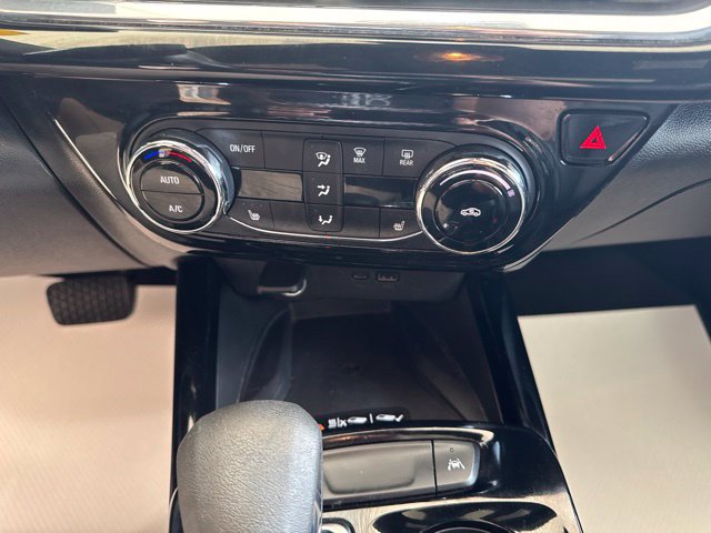 Used 2024 Chevrolet Trax RS w/ Sunroof Package FWD image 21
