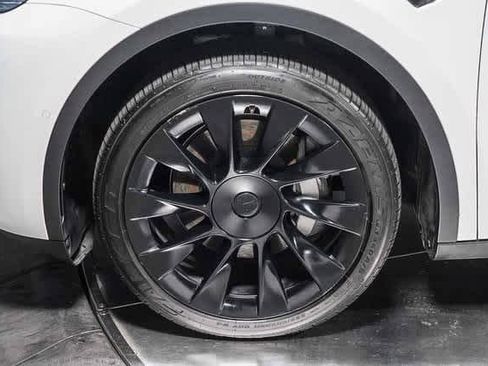 Used 2021 Tesla Model Y Long Range image 11