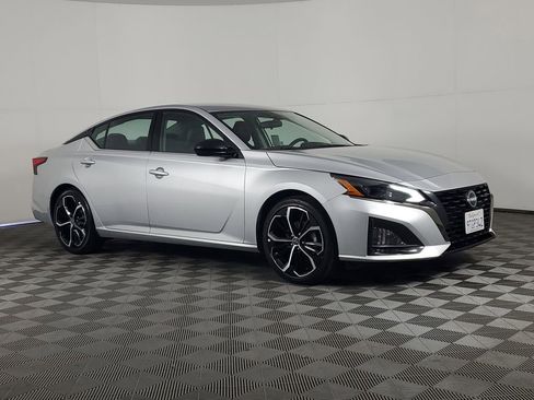 Used 2024 Nissan Altima 2.5 SR FWD image 2