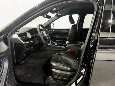 Used 2025 Jeep Grand Cherokee Altitude AWD/4WD image 15
