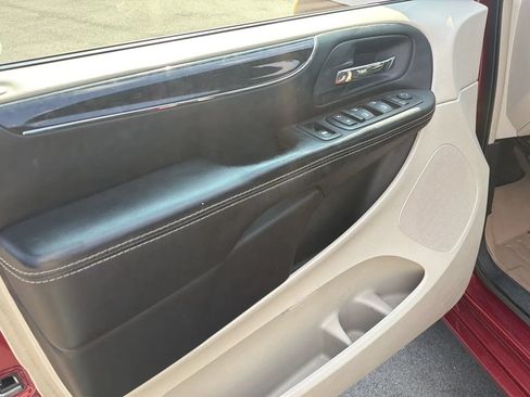 Used 2014 Chrysler Town & Country Touring FWD image 12