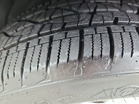 Used 2022 Volvo XC40 T5 Momentum image 34