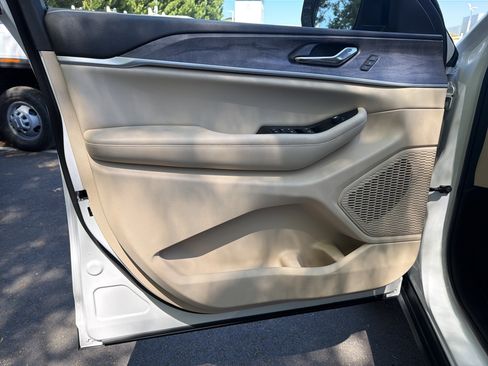 Used 2024 Jeep Grand Cherokee Limited w/ Luxury Tech Group II image 14